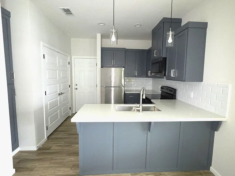 913 N Clarence Ave — Photo 17