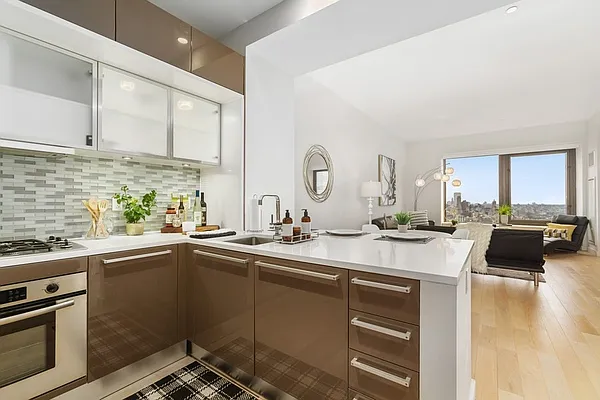 Sold by Luxian International Realty LLC | media 26