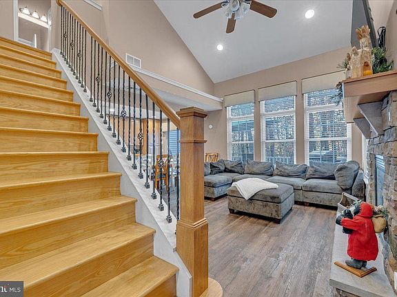 4th image of 12 Beachwood Ct