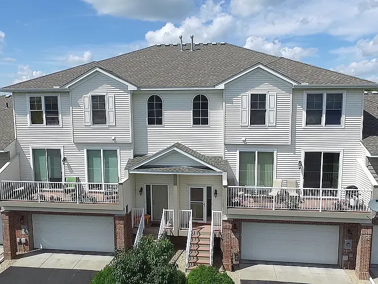 2 bed, 1.5 bath, 1404 sqft, $2,095 — Photo 1