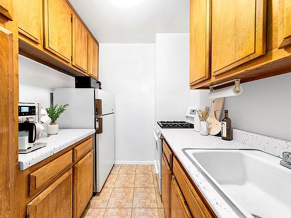 4th image of 200 E 27th St APT 6A