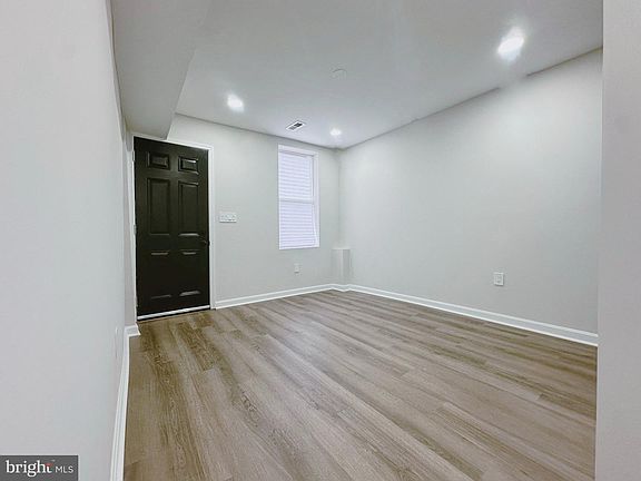 4th image of 1110 W Lombard St