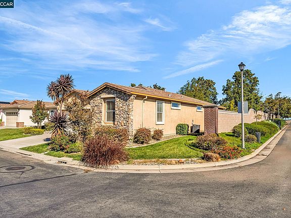 3rd image of 900 Brookside Ln