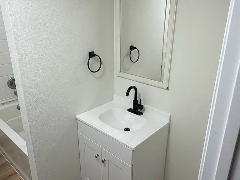 425 Center St — Photo 5