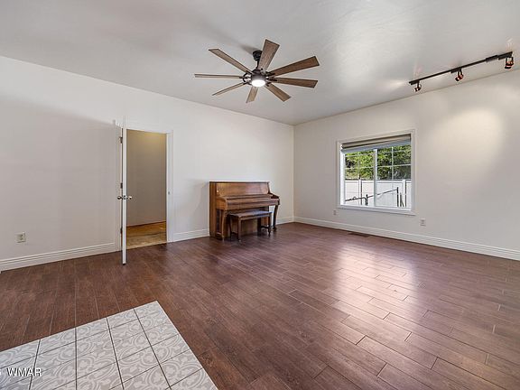 2nd image of 1821 Parkview