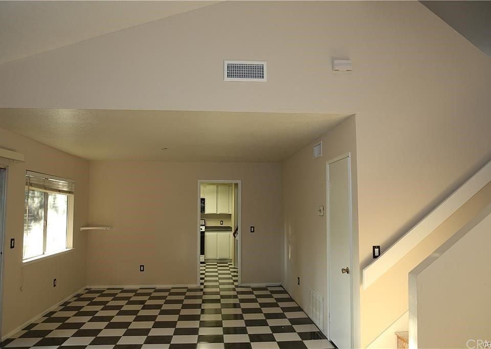 1st image of 678 Parkview Dr