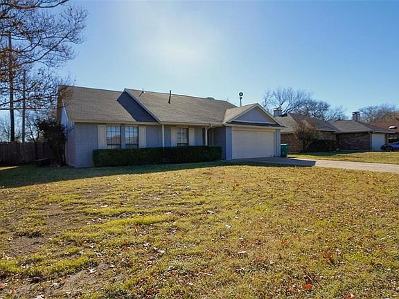 2nd image of 1010 Holly Ln