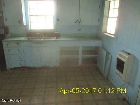 3rd image of 810 E Putnam St