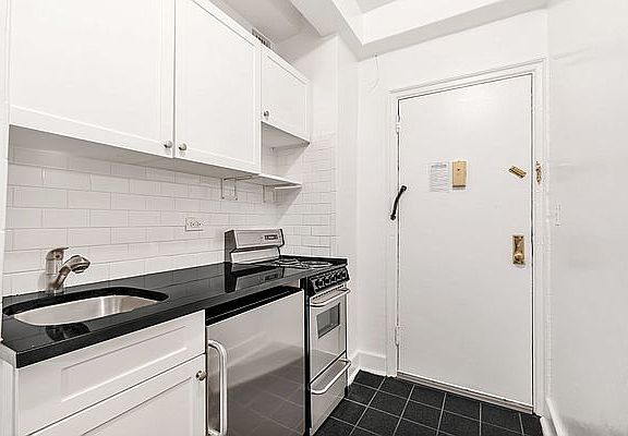 3rd image of 307 E 44th St APT 315