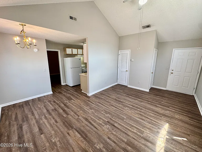 1251 Westpointe Dr #5 — Photo 9