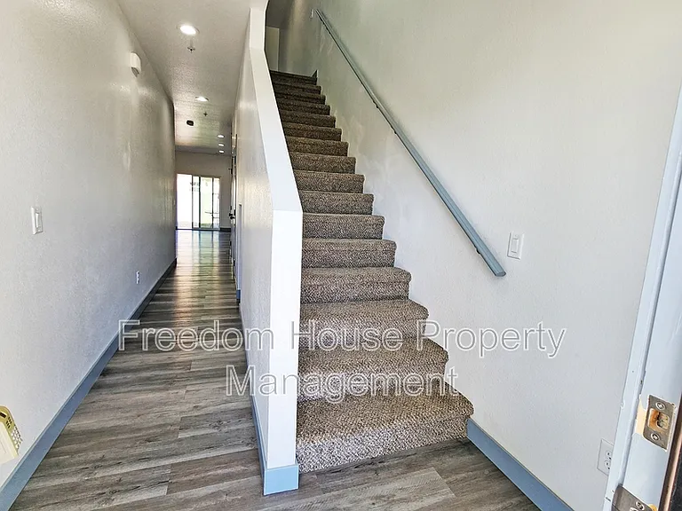 384 Erin St — Photo 5