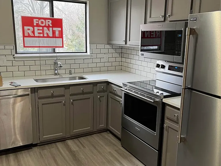 Kitchen w/ brand new appliances