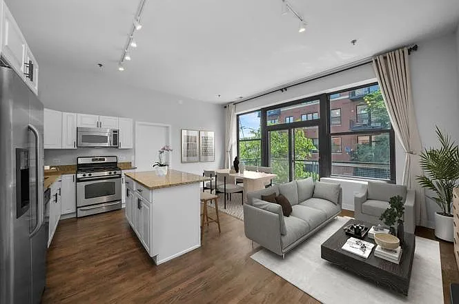 Building Photo - 2 S Leavitt St #212