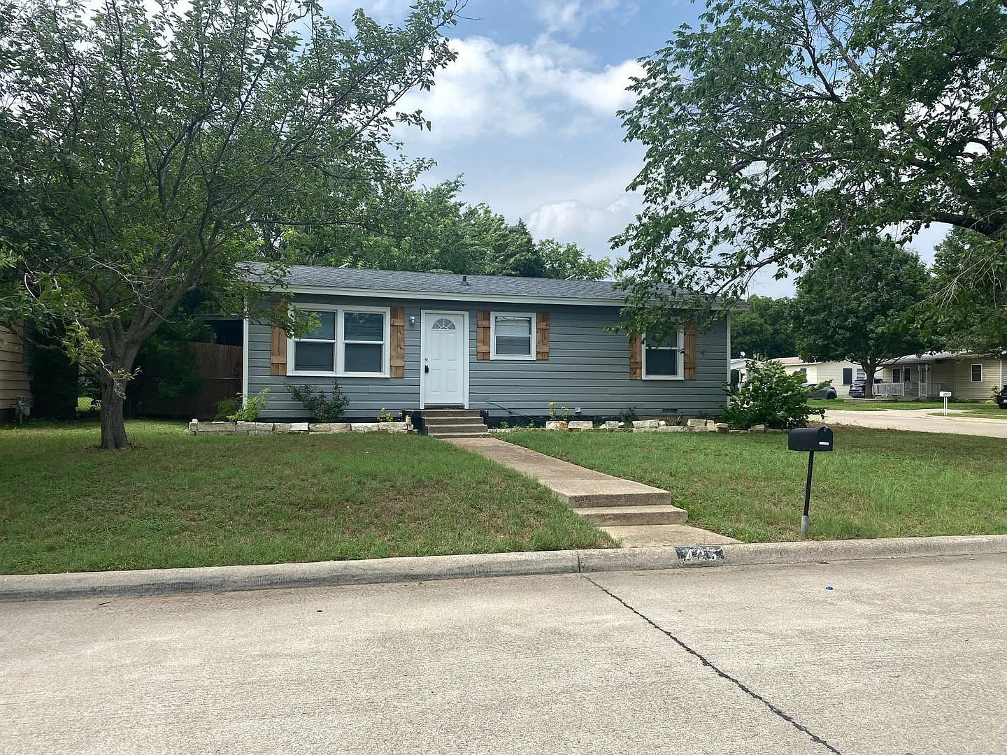 Centrally located Home in Hurst — Photo 1