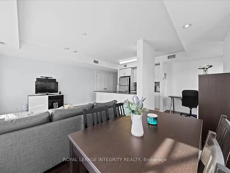 242 Rideau St #909 — Photo 9
