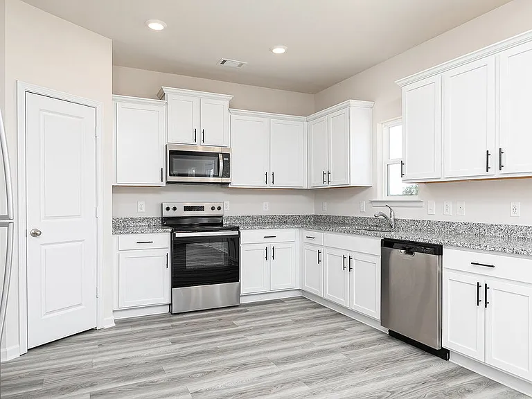 636 Mackenzie Cv — Photo 6