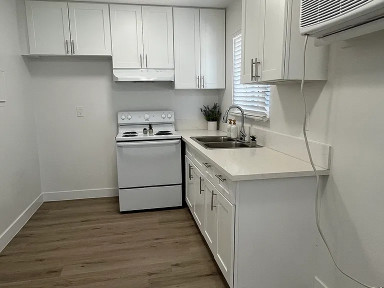 5548 Yarmouth Ave #8 — Photo 8