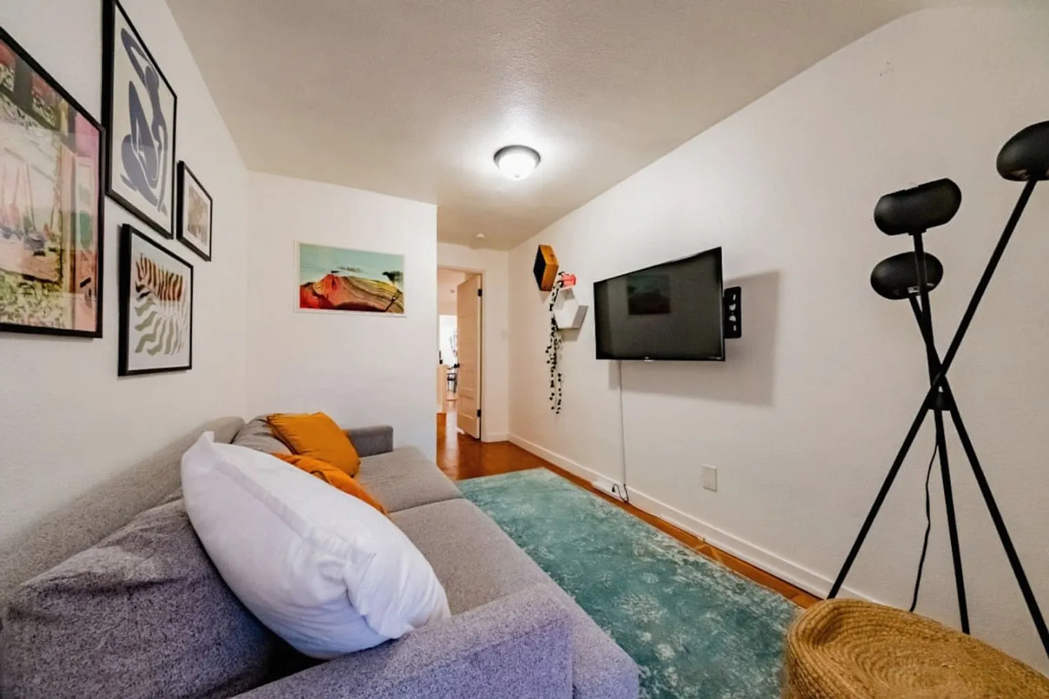 2 bed, 1.0 bath, 645 sqft, $1,755 — Photo 3