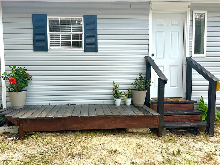 421 SW Lee Ave — Photo 2