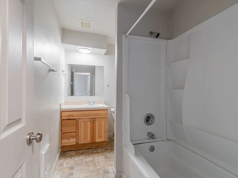 Willow Lake Apartments — Photo 36