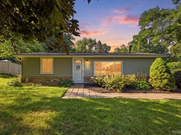 9239 Villa Crest Dr, Clarkston, MI 48346