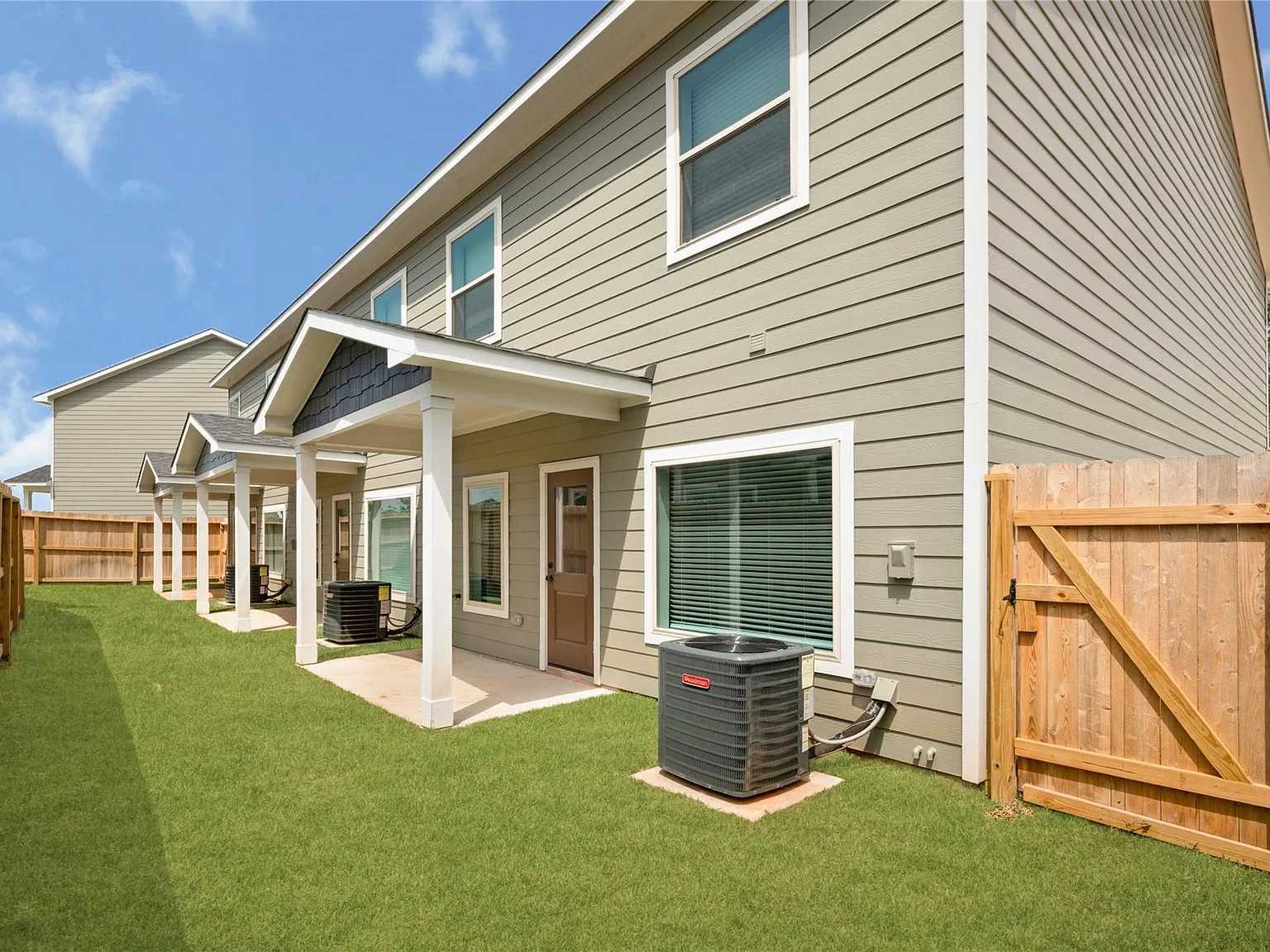 3 bed, 2.5 bath, 1366 sqft, $1,800 — Photo 2