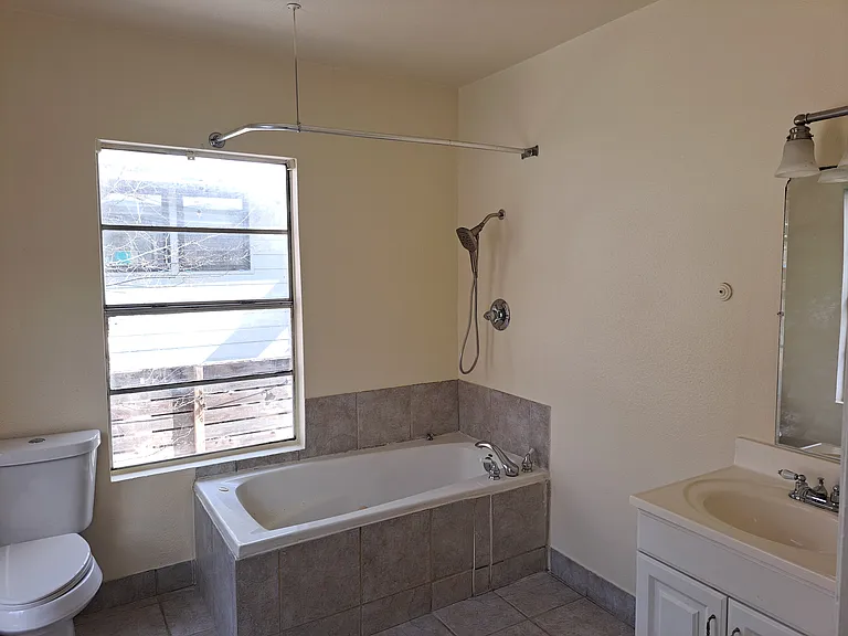 2504 E 11th St — Photo 7
