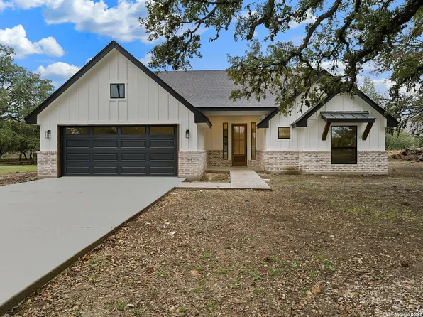 585 DEERWOOD CIR, Bandera, TX 78003