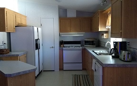 Kitchen w/ pantry 