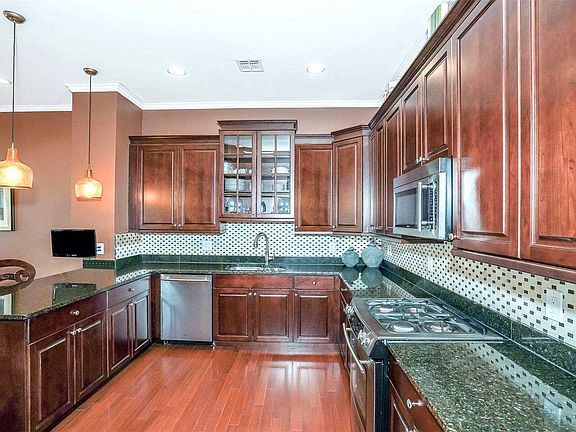 3rd image of 248 Roosevelt Way