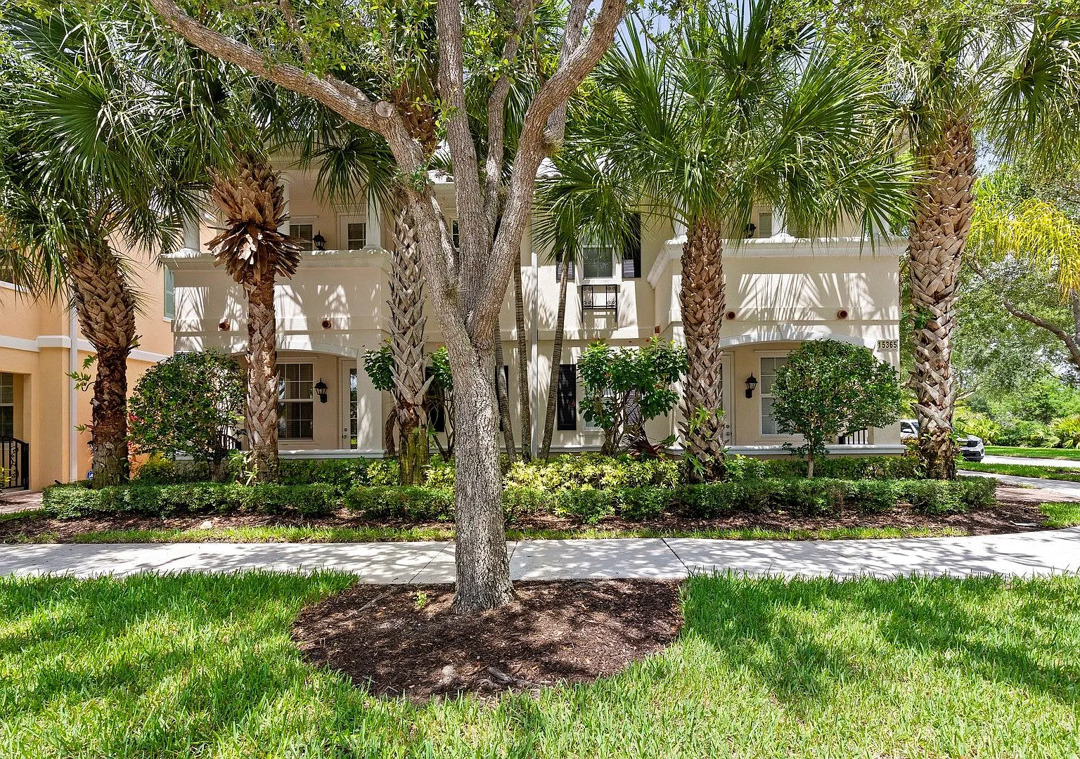 Beautiful Furnished 3/3 Cayman Town Home Available Now! — Photo 2