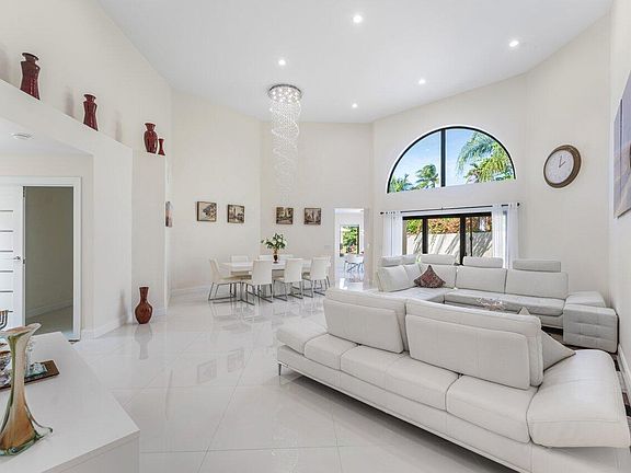 4th image of 23419 Mirabella Circle S