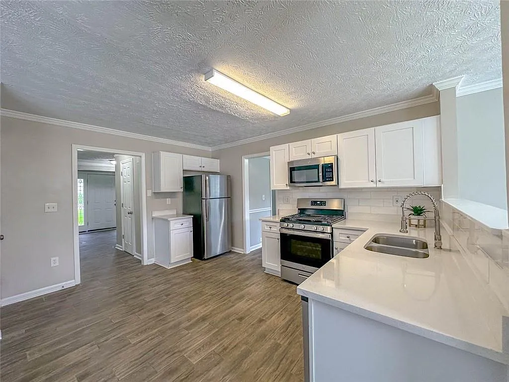 4 bed, 2.5 bath, 3052 sqft, $2,550 — Photo 3