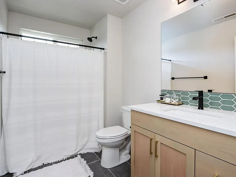 2032 E Presidential Dr — Photo 27