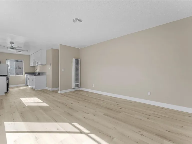 531 W Hyde Park Blvd #14 — Photo 1