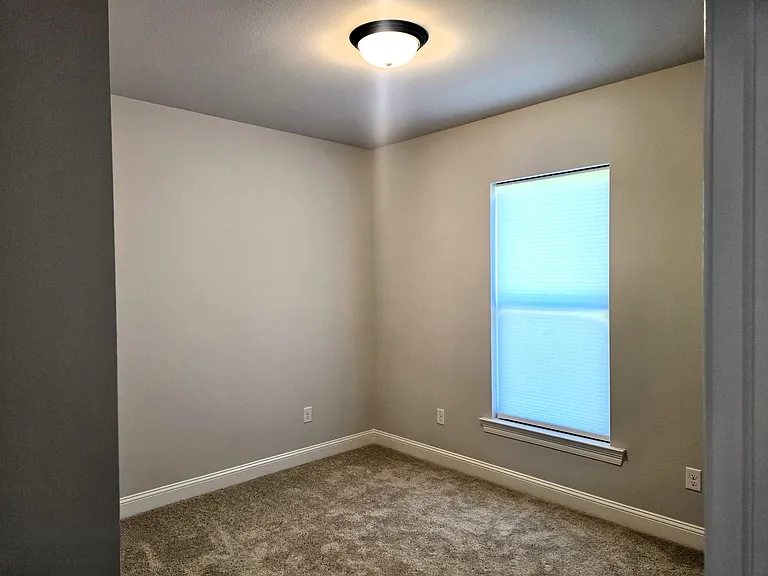 38428 Queen St — Photo 16