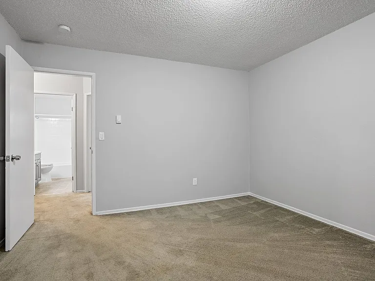 Wetherburne Square Townhomes — Photo 11