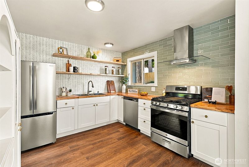 5th image of 10233 8th Avenue SW