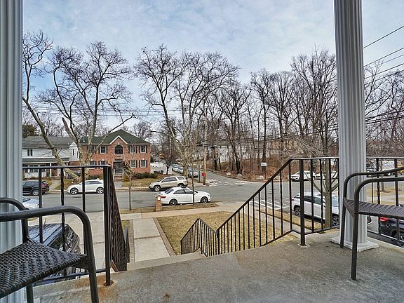 3rd image of 162 Jefferson Blvd