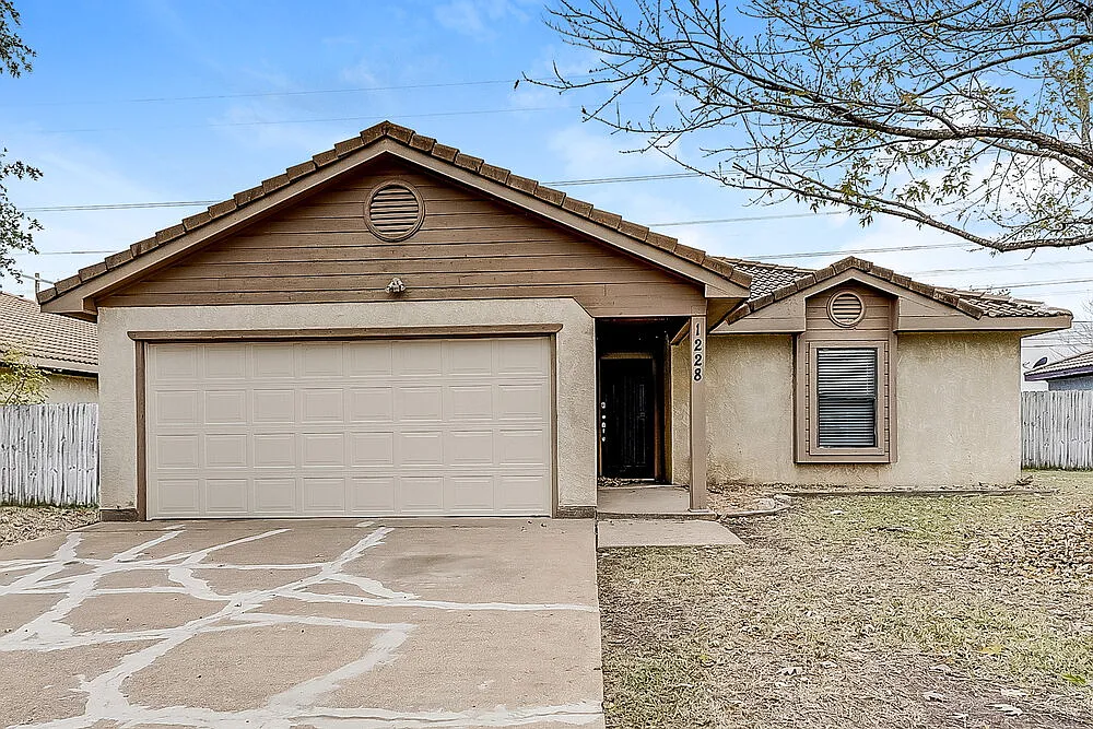 3 bed, 2.0 bath, 1368 sqft, $1,960 — Photo 1