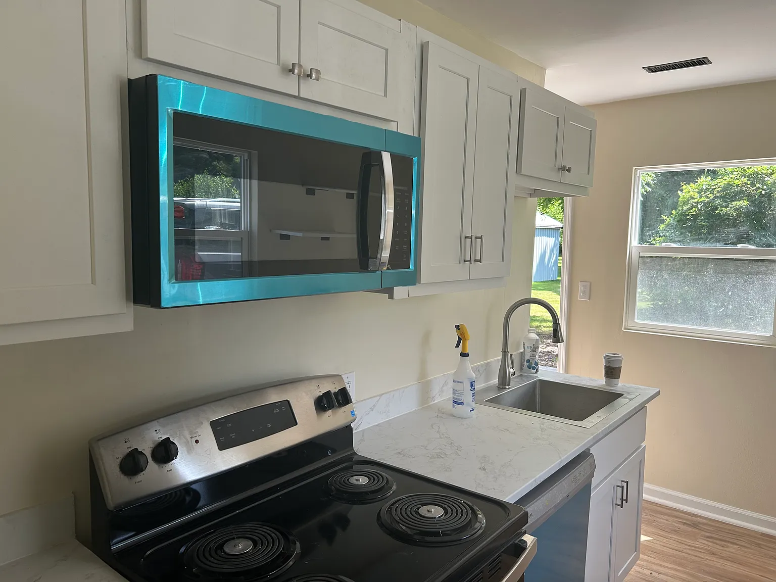 3 bed, 816 sqft, $1,900 — Photo 2
