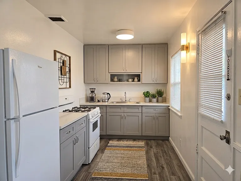 1610 Grismer Ave — Photo 8