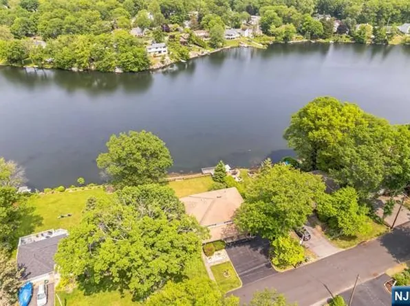 327 High Crest Dr, West Milford, NJ 07480