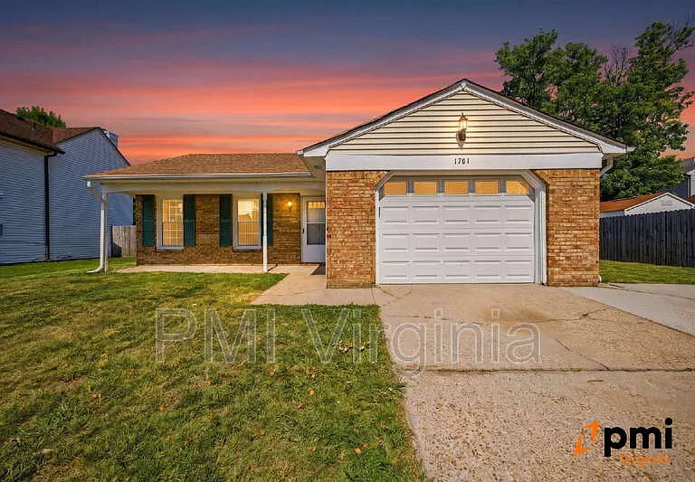 1701 Darrow St — Photo 1