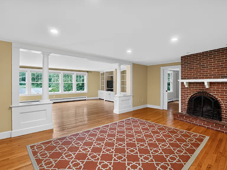 17 Thornhurst Rd — Photo 3