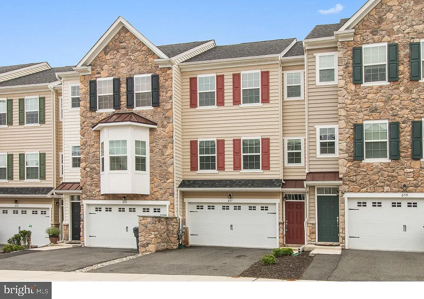 3 bed, 2.5 bath, 2000 sqft, $2,500 — Photo 1