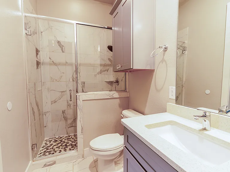 1st Floor Bedroom En-suite Full Bathroom