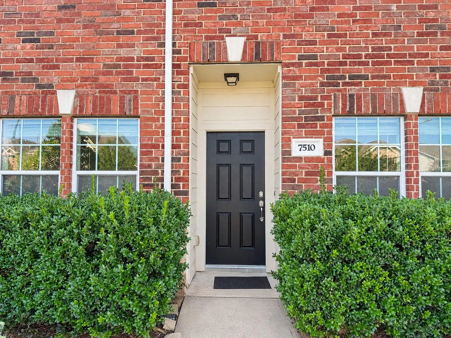 3 bed, 2.5 bath, 2072 sqft, $2,000 — Photo 3