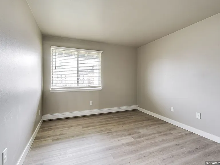Maple Crest Apartments (Calumet Grove) — Photo 19
