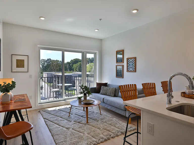 231 W Johnson Street — Photo 45